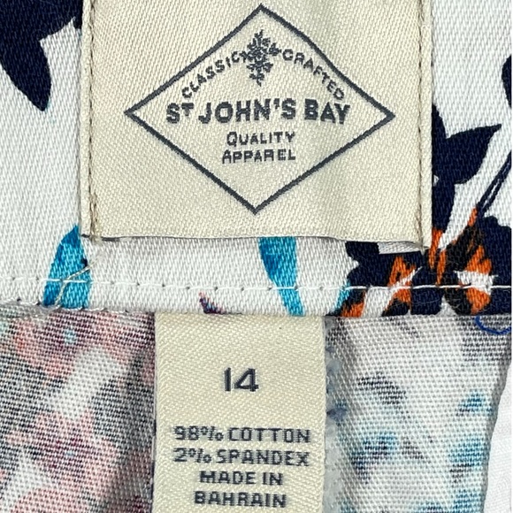 St. John’s bay size 14 white with blues, oranges, reds floral cropped pants - Picture 14 of 14